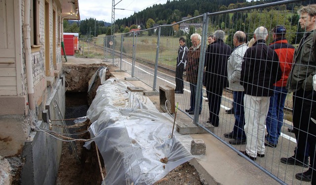 Vor Ort erluterte der Planer  Gemeind...ltglashtten ausgefhrt werden sollen.  | Foto: Sebastian Barthmes