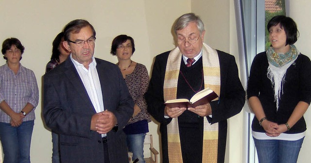 Dekan Gerhard Vetterle (rechts) und Pf...ergarten St. Josef in Orschweier ein.   | Foto: Jrg Reitmayer