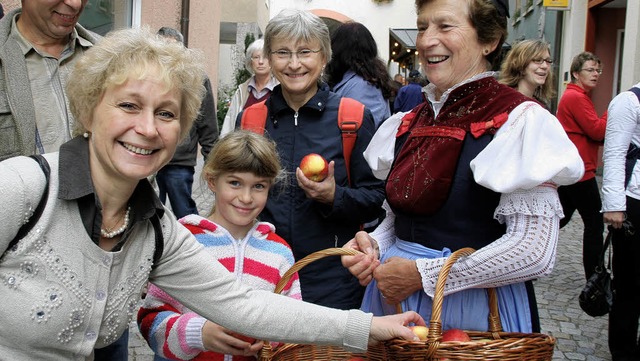 Besucher schätzen das liebenswerte Flair des Laufenburger Apfelmarktes. | Foto: Charlotte Fröse Besucher schätzen das liebenswerte Flair des Laufenburger Apfelmarktes. | Foto: Charlotte Fröse