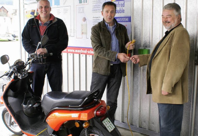 Bei der Elektro-Tankstelle berreichte...nd Rieger  tankt seinen Elektroroller.  | Foto: Werner Probst