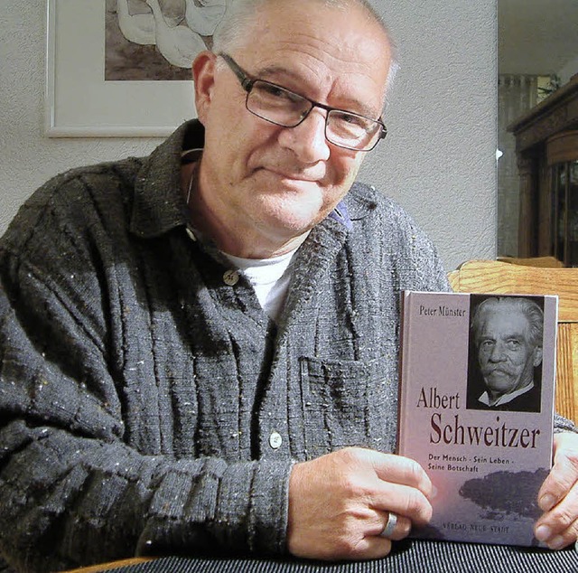 Der Autor und langjhrige Schulleiter ...Biografie ber Albert Schweitzer vor.   | Foto: Roswitha Frey