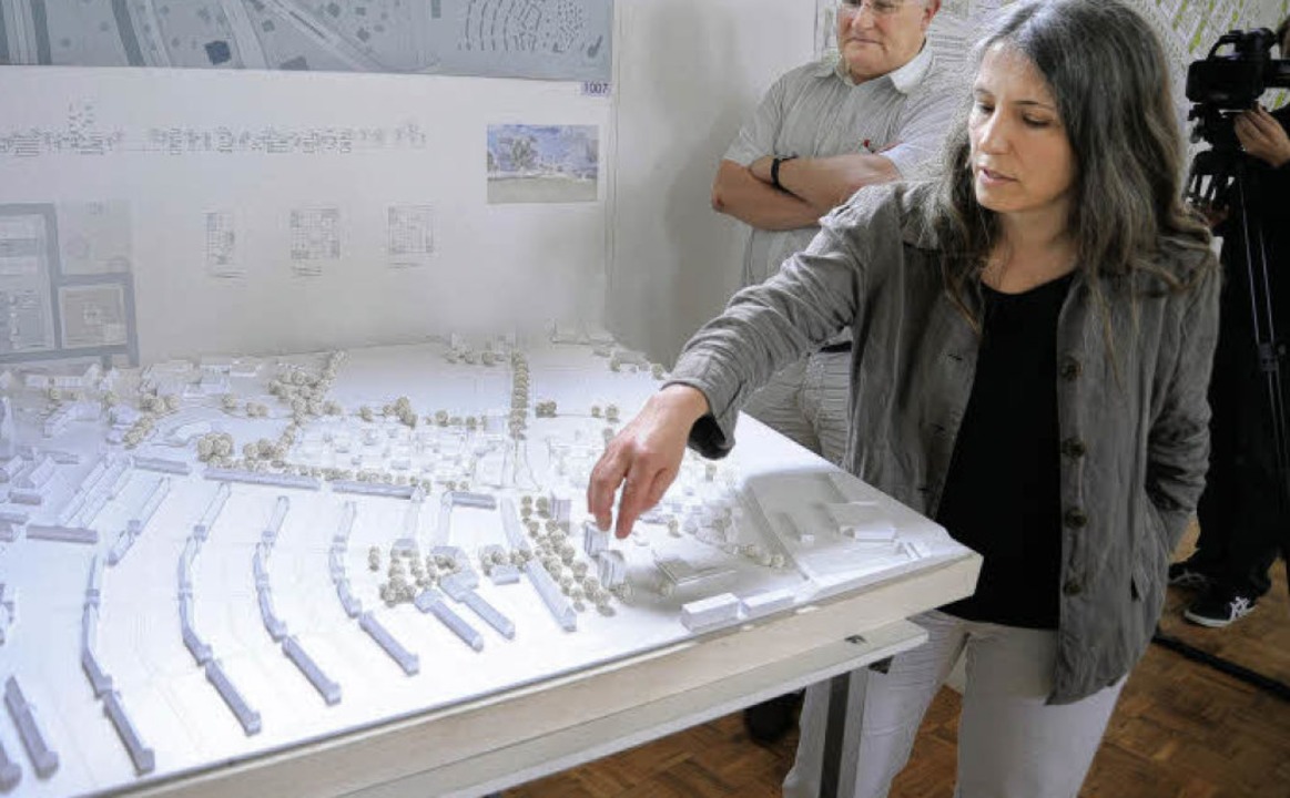 Architektin Regina Kohlmayer erklärt das Siegermodell.  | Foto: Rita Eggstein