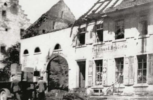 Die vor 80 Jahren einem Brand  zum Opf...e) mit Storchenhaus im Hintergrund.     | Foto: bz