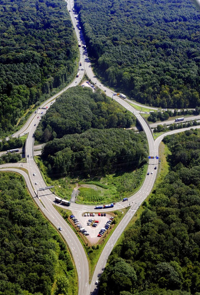 Das Offenburg Ei wurde 50 Jahre alt. D...u der Autobahn A5  wird es berleben.   | Foto: heck