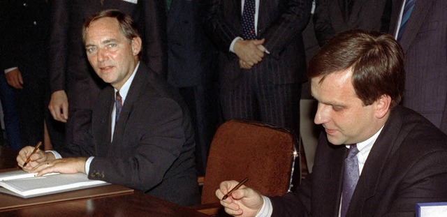 Wolfgang Schuble, damals Bundesinnenm...r Urkunden zum Einigungsvertrag 1990.   | Foto: archivfoto: DPa