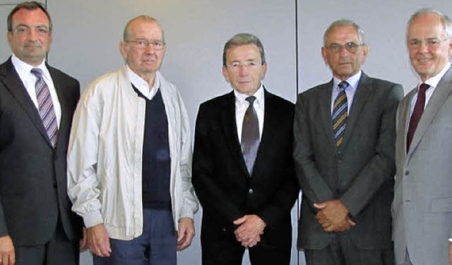 Gruppenbild mit Sparkassendirektoren: ... Karlheinz Breh und Hans-Jrg Linser.   | Foto: Privat