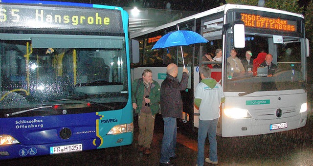 Um 5.43 Uhr trafen gestern die ersten ...er neuen Linien am Hansgrohe-Werk ein.  | Foto: Seller