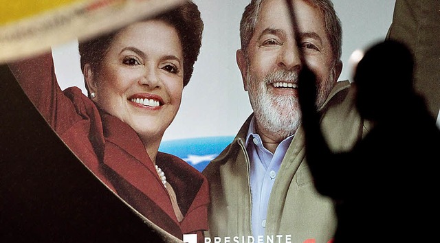 Erfolgsduo  Dilma Roussef und Lula  auf einem Wahlplakat   | Foto: AFP