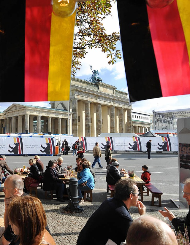 Wo in Berlin  die Grenze verlief, feiern  Brger die Einheit.   | Foto: DPA