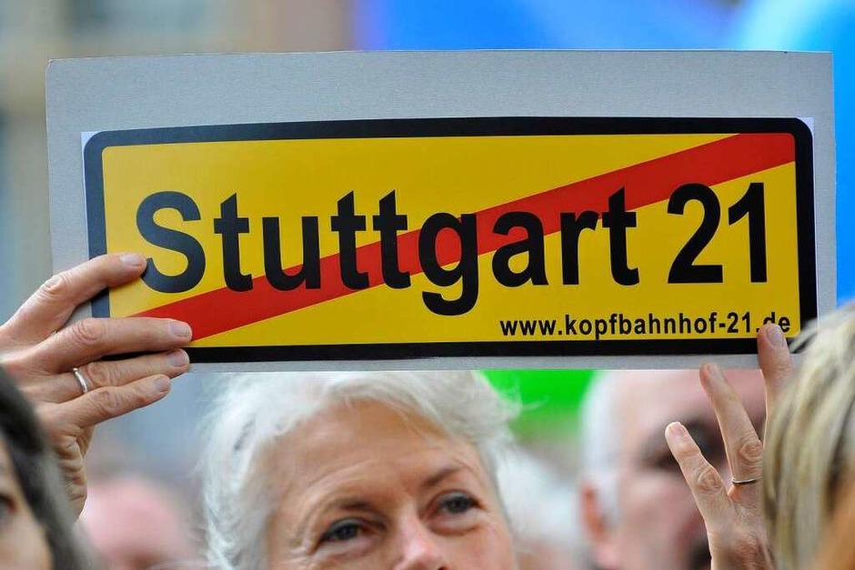 Rund 400 Menschen demonstrierten vor dem Freiburger Regierungspräsidium und in der Kaiser-Jospeh-Straße gegen das Stuttgarter Großprojekt. (Foto: Michael Bamberger) Rund 400 Menschen demonstrierten vor dem Freiburger Regierungspräsidium und in der Kaiser-Jospeh-Straße gegen das Stuttgarter Großprojekt. (Foto: Michael Bamberger)