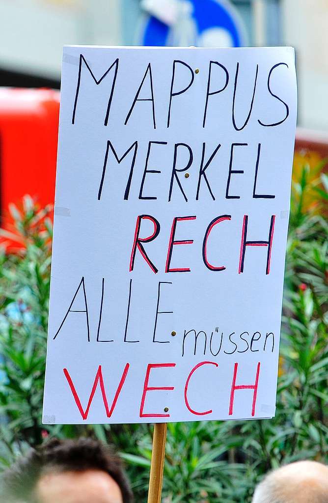Rund 400 Menschen demonstrierten vor dem Freiburger Regierungsprsidium und in der Kaiser-Jospeh-Strae gegen das Stuttgarter Groprojekt.