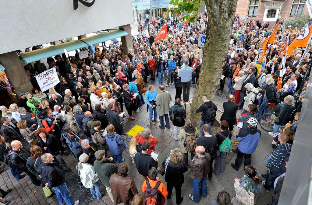 Rund 400 Menschen demonstrierten vor dem Freiburger Regierungsprsidium und in der Kaiser-Jospeh-Strae gegen das Stuttgarter Groprojekt.