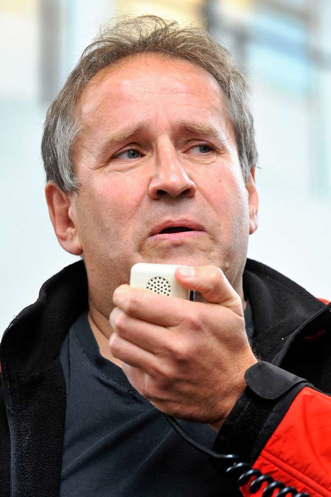 Am Mikrofon: Der Kabarettist Matthias Deutschmann.
