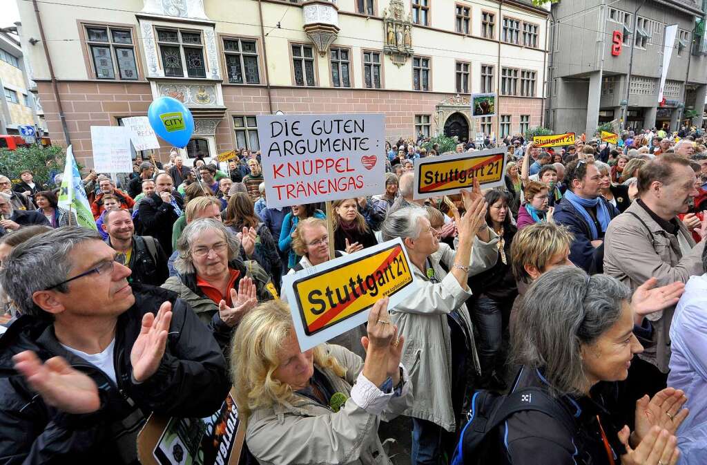 Rund 400 Menschen demonstrierten vor dem Freiburger Regierungsprsidium und in der Kaiser-Jospeh-Strae gegen das Stuttgarter Groprojekt.