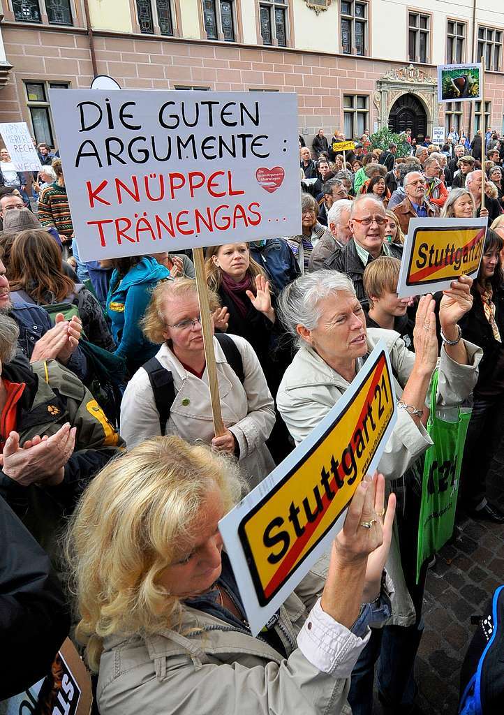 Rund 400 Menschen demonstrierten vor dem Freiburger Regierungsprsidium und in der Kaiser-Jospeh-Strae gegen das Stuttgarter Groprojekt.