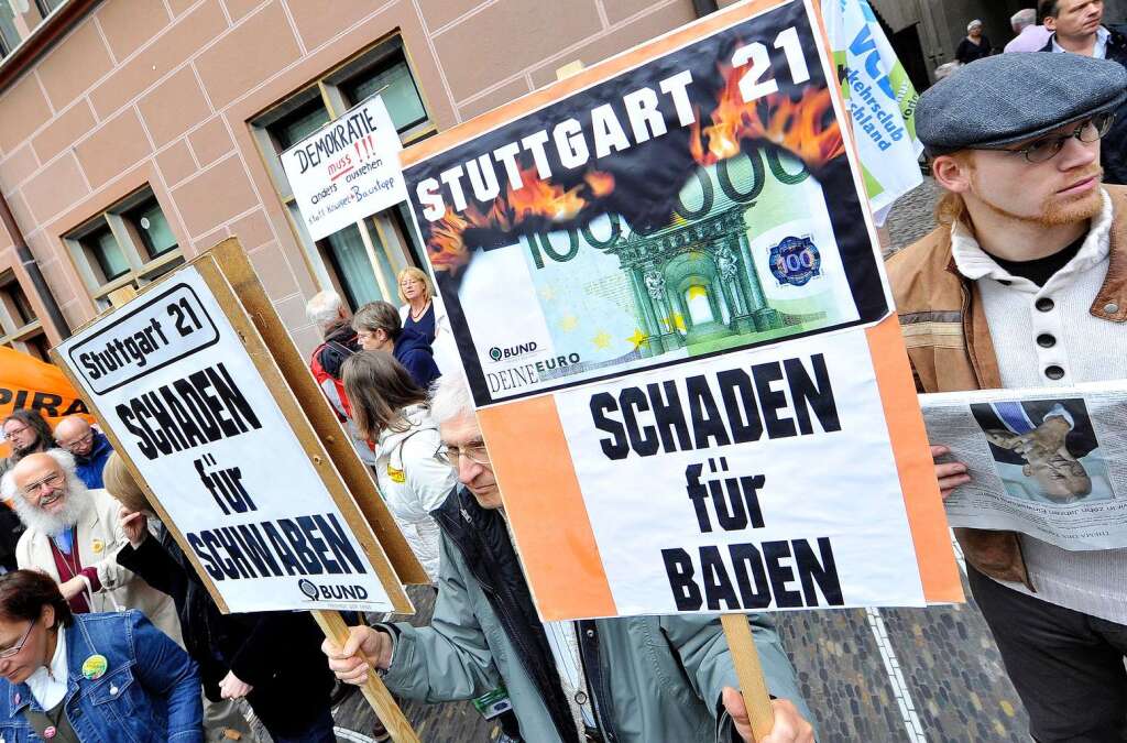 Rund 400 Menschen demonstrierten vor dem Freiburger Regierungsprsidium und in der Kaiser-Jospeh-Strae gegen das Stuttgarter Groprojekt.