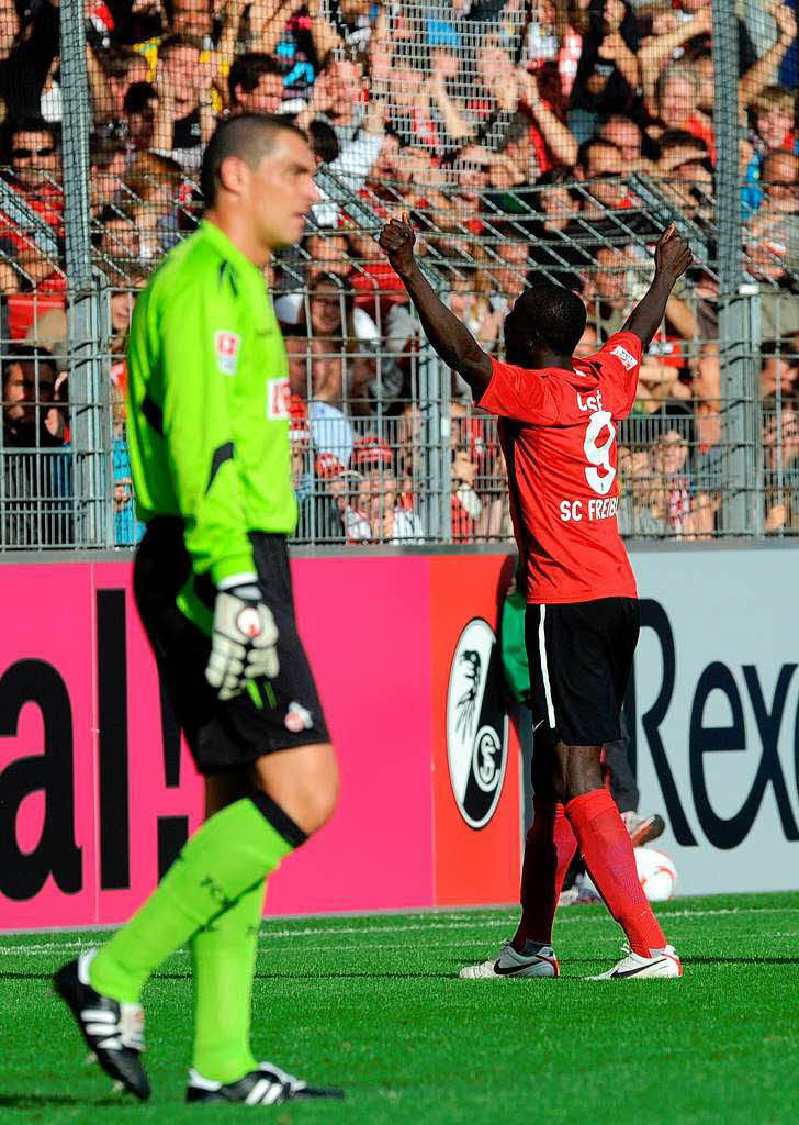 Der Eine kann’s noch (rechts Papiss Ciss), der Andere kann’s nicht fassen (links FC-Keeper Mondragon)