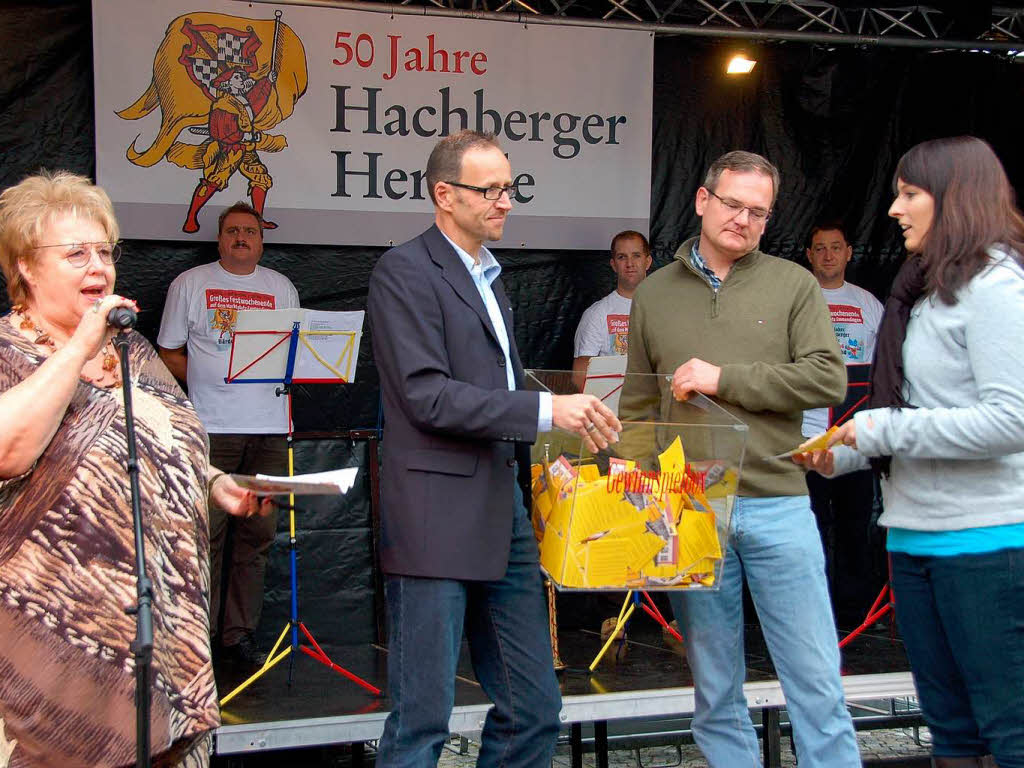 Christl Grber, Uwe Deutscher, Klaus-Dieter Sauer und Glcksfee Saskia Bogen bei der Ziehung der Gewinner