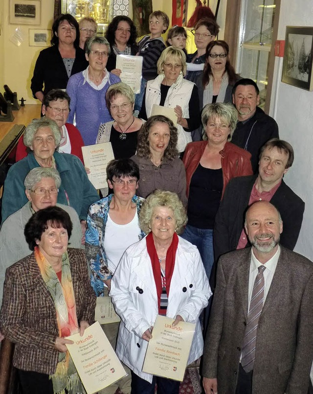 Brgermeister Schwarz und die Geehrten.  | Foto: Christel Hlter-Hassler