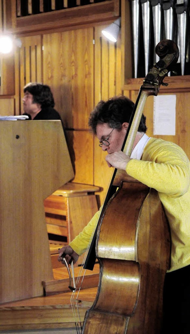 Wolfgang Nehlert am Kontrabass (vorn) und Franz Rsch (hinten) an der Orgel.   | Foto: w. knstle