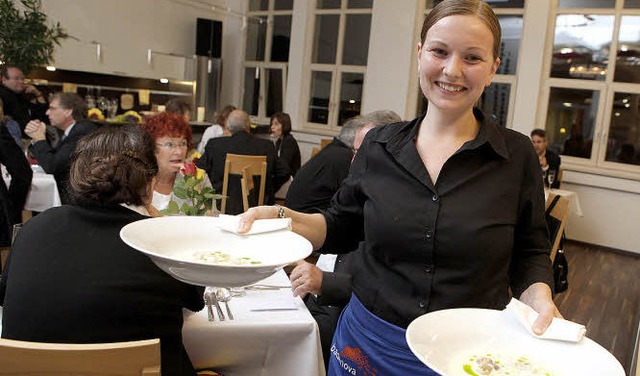 Evelyn Friede serviert beim Badenova-E...orspeise eine leckere Steinpilzsuppe.   | Foto: christoph breithaupt