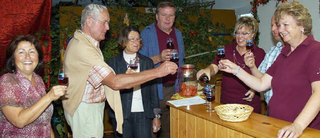 Am Weinbrunnen gab der Vorsitzender IG... Reiske (Mitte) Tipps zum Weingenuss.   | Foto: H. Vollmar