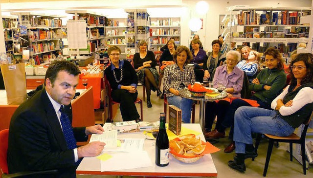 Mal verschmitzt, mal erstaunt: Franco Mazzi liest mit Mimik.  | Foto: Gempp