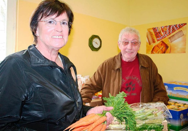 Ehrenamtliche Helfer geben im Breisach...leidung an bedrftige Personen weiter.  | Foto: Bianka Pscheidl