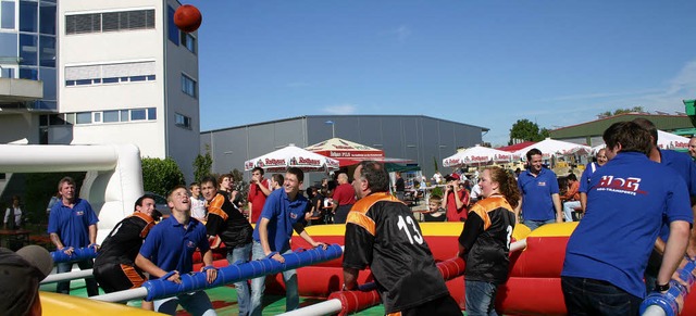 Wer sagt denn, dass man beim Kicken re...? Gewerbeschaubesucher im XXL-Kicker.   | Foto: Fotos: Model