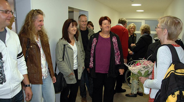 Pflegedienstleiterin Claudia Deichsel ...hn durfte sie Blumen entgegennehmen.   | Foto: Horst Donner