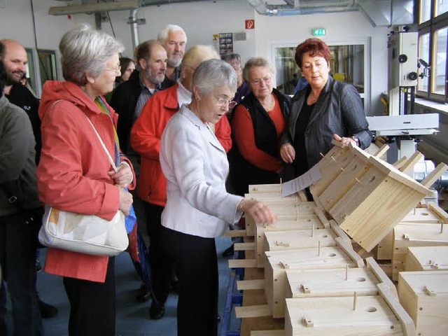 Rundgang durch die Werksttte: Fr den...n die Werkstattmitarbeiter Nistksten.  | Foto: Liane Schilling