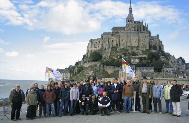 Das Foto  zeigt einen Teil der deutschen Teilnehmer vor dem Mont Saint Michel.   | Foto: privat