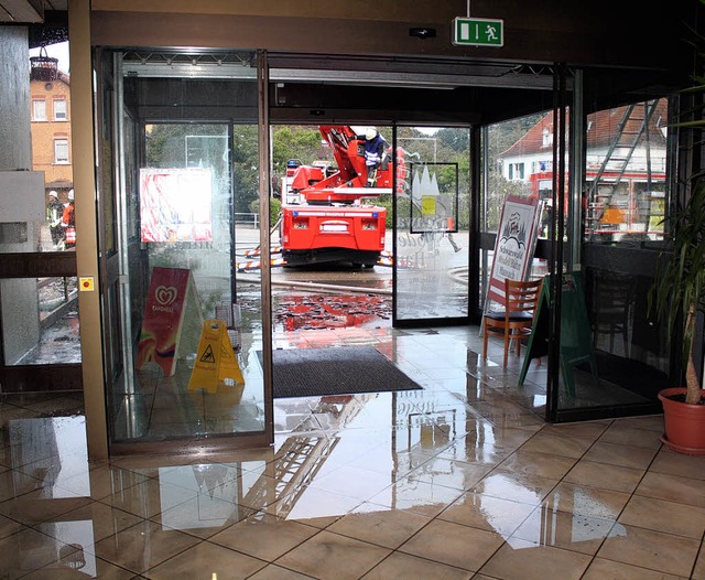 Land unter nach Feuerwehreinsatz: Die ...ng mehrere Monate geschlossen bleiben.  | Foto: obe