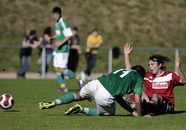 Der Bonndorfer Mittelfeldspieler Flori...(rechts) hadert: Ball weg, Punkte weg.  | Foto: Thomas Scherer