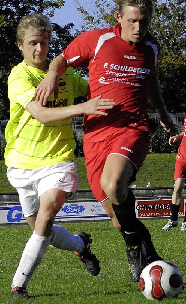 Der Steinener Fabian Gottschalk (li.) ...n Munzinger Torschtzen Philipp Anton   | Foto: kaufhold
