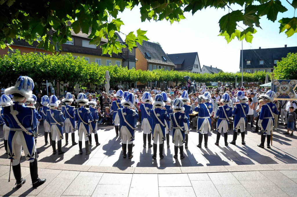 Am Sonntag trat die Garde noch auf dem Neuenburger Rathausplatz auf. Am Sonntag trat die Garde noch auf dem Neuenburger Rathausplatz auf.