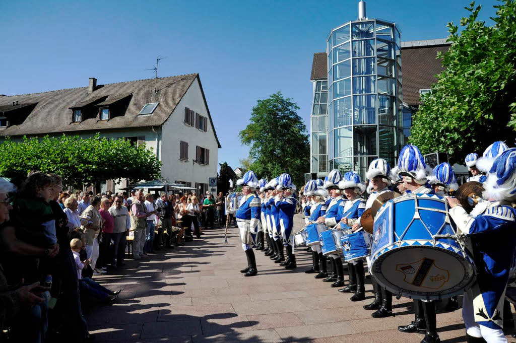 Am Sonntag trat die Garde noch auf dem Neuenburger Rathausplatz auf. Am Sonntag trat die Garde noch auf dem Neuenburger Rathausplatz auf.
