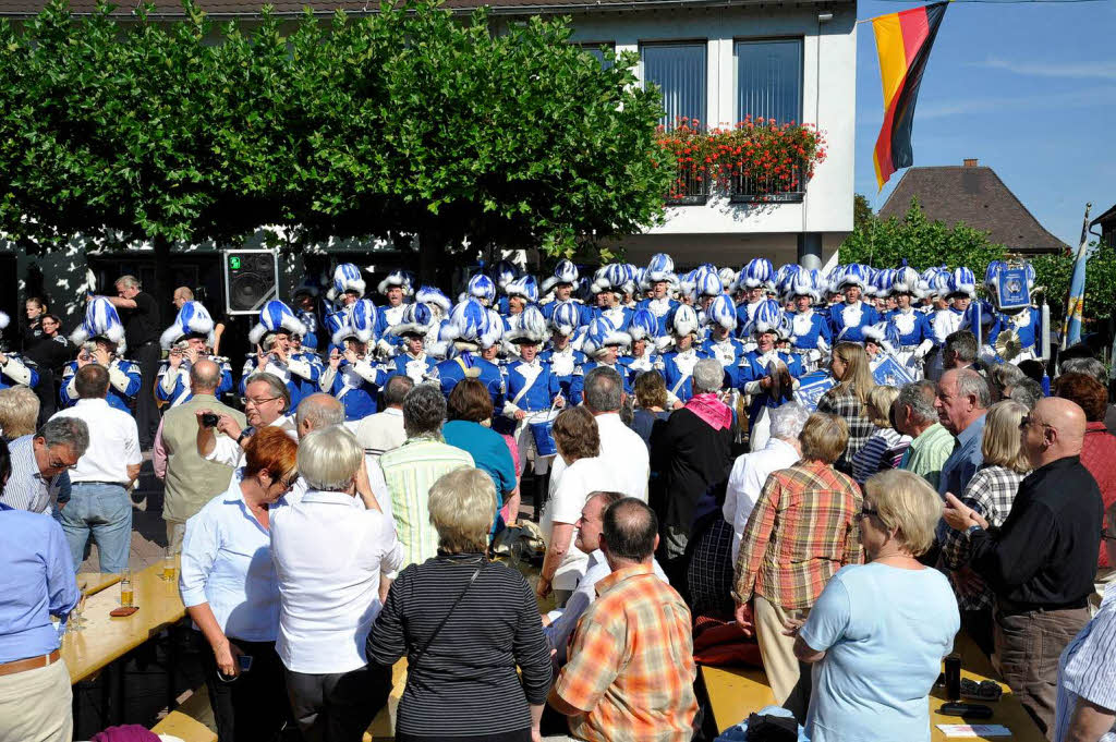 Am Sonntag trat die Garde noch auf dem Neuenburger Rathausplatz auf. Am Sonntag trat die Garde noch auf dem Neuenburger Rathausplatz auf.