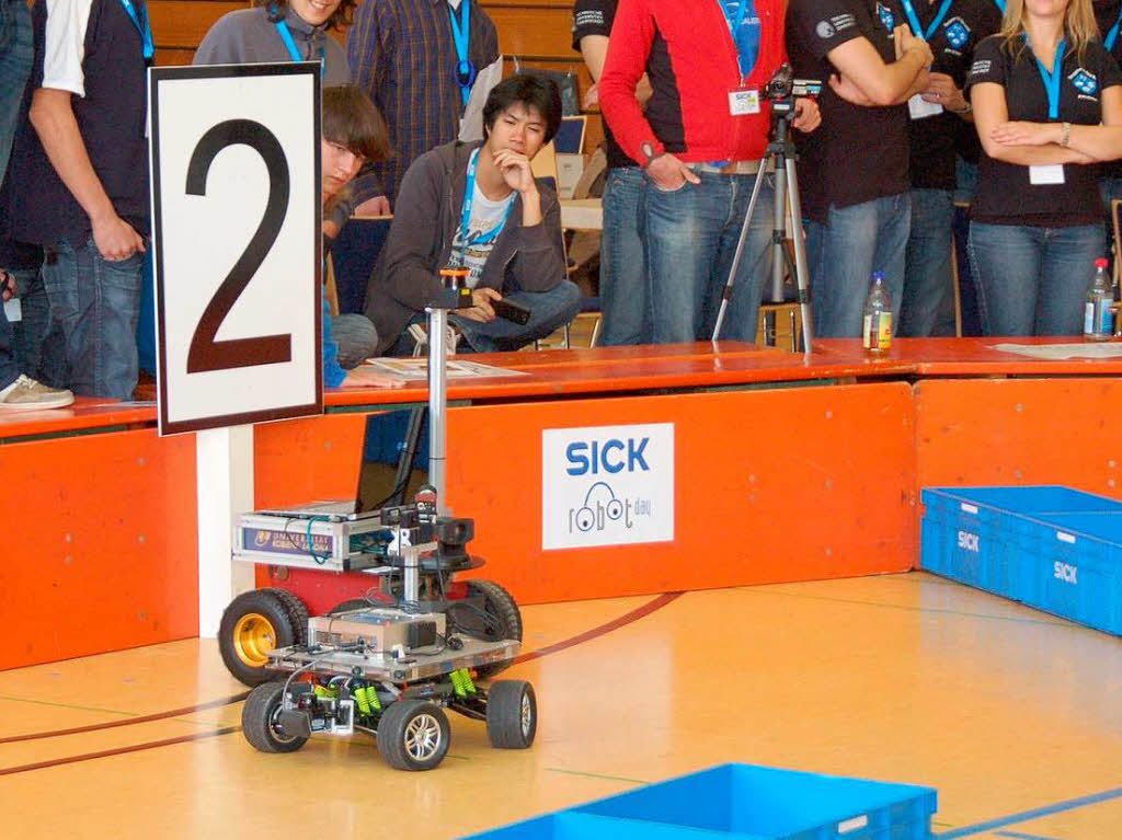 Der 3. Sick-Robot-Day in Waldkirch:  Das Fahrzeug "Kobra" gegen "Attempto"