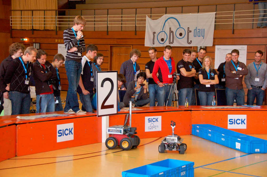 Der 3. Sick-Robot-Day in Waldkirch:  Das Fahrzeug "Kobra" gegen "Attempto"