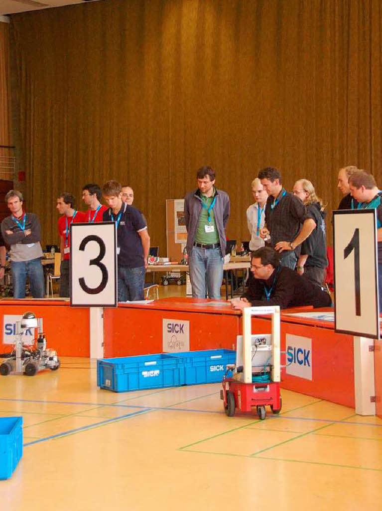 Der 3. Sick-Robot-Day in Waldkirch: Das Fahrzeug "Racing Robots" (links) von der Uni Freiburg gegen Bodensee-Robotix (Konstanz)