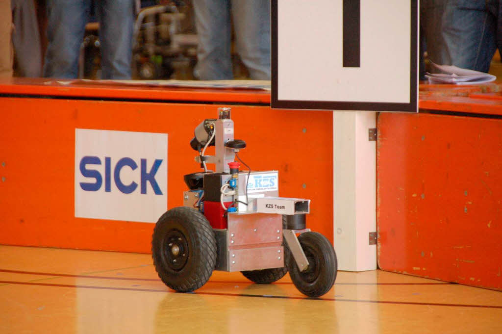 Gleich gehts los: der 3. Sick-Robot-Day in Waldkirch: Das Fahrzeug "KZS Team" von Universitt Prag
