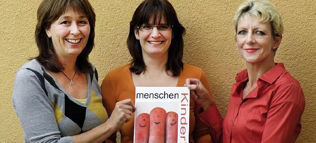 Von links : Annette Kreis (Leiterin), ... und die schon bestehende Spielgruppe.  | Foto: Verein