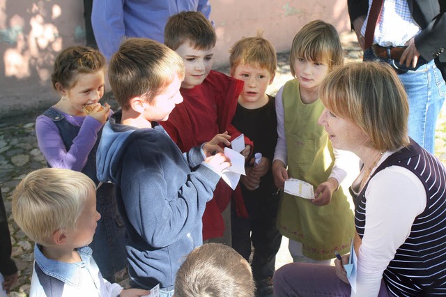 Begeistert machten Kinder beim Patrozi...n   Stationen rund um die Kirche mit.   | Foto: Anton Winzer