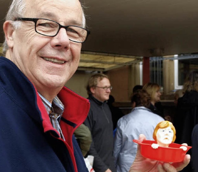 Heinz Engelhardt (SPD) mit seiner Angela-Merkel-Zitronenpresse  | Foto: Albert Greiner