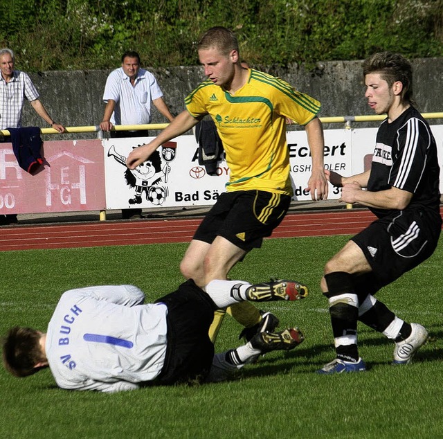 Am Boden: Torwart Simon Eckert (SV Buc...erten die Bucher die erste Niederlage   | Foto: SGM