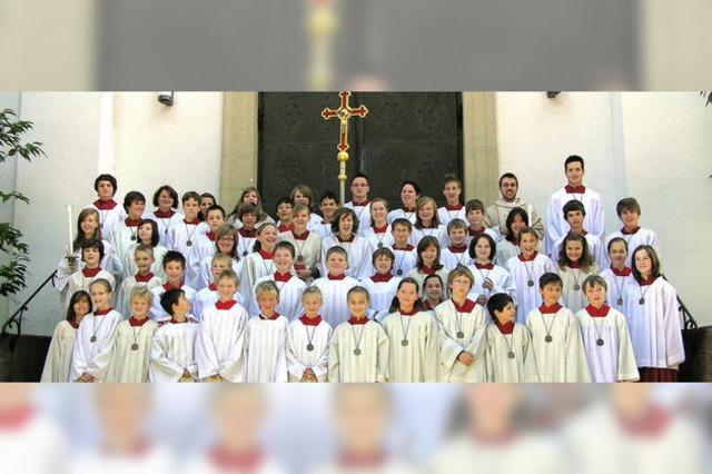 Viele treue Gottesdiener am Altar