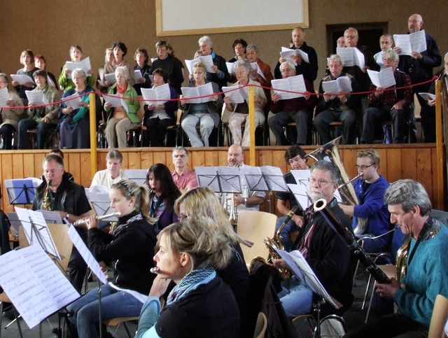 Aus den 90 Musikern der beiden Chre u...insamen  Proben eine Einheit auf Zeit.  | Foto: BZ