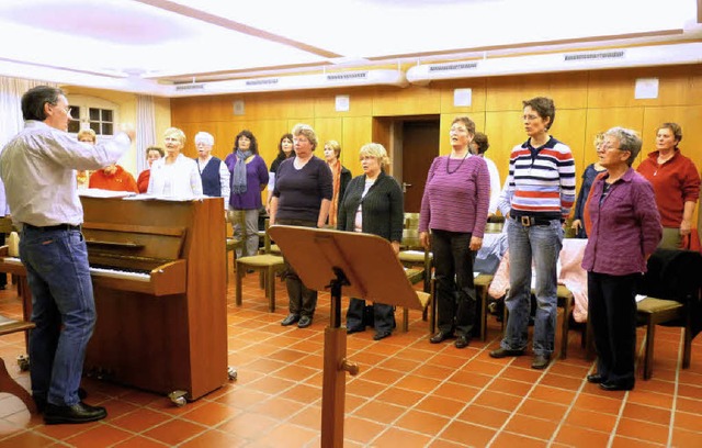 Der Inzlinger ad-hoc-Frauenchor und Di...oben fr das Lrracher Benefizkonzert.  | Foto: Claudia Gabler