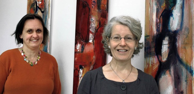 Die  Knstlerin Barbara Ihme (links) u...vor drei Arbeiten von  Karina Stngle.  | Foto: G. Siefke